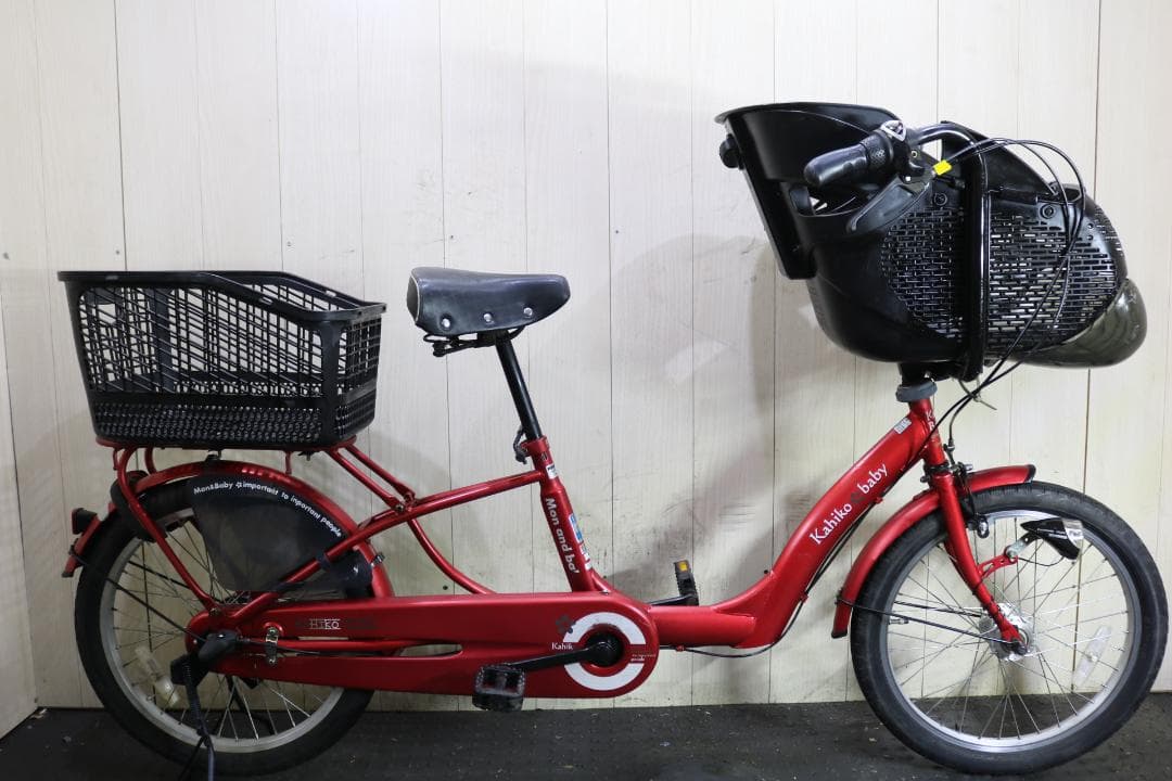 赤いシティサイクル チャイルドシート付き