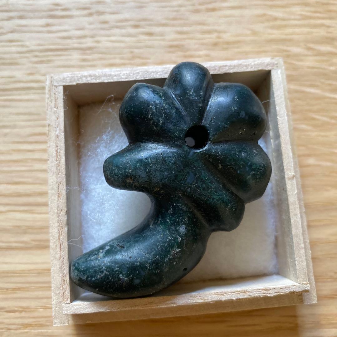 縄文期 黒く見える程濃緑色瑪瑙製 特大型6.4cm 獣形・異形勾玉｜青森市出土