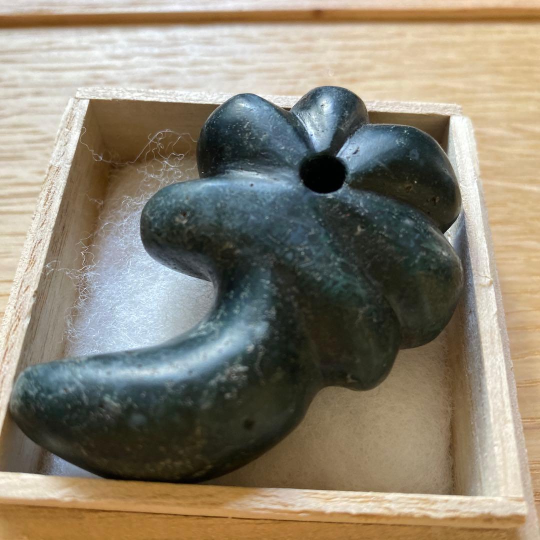 縄文期 黒く見える程濃緑色瑪瑙製 特大型6.4cm 獣形・異形勾玉｜青森市出土