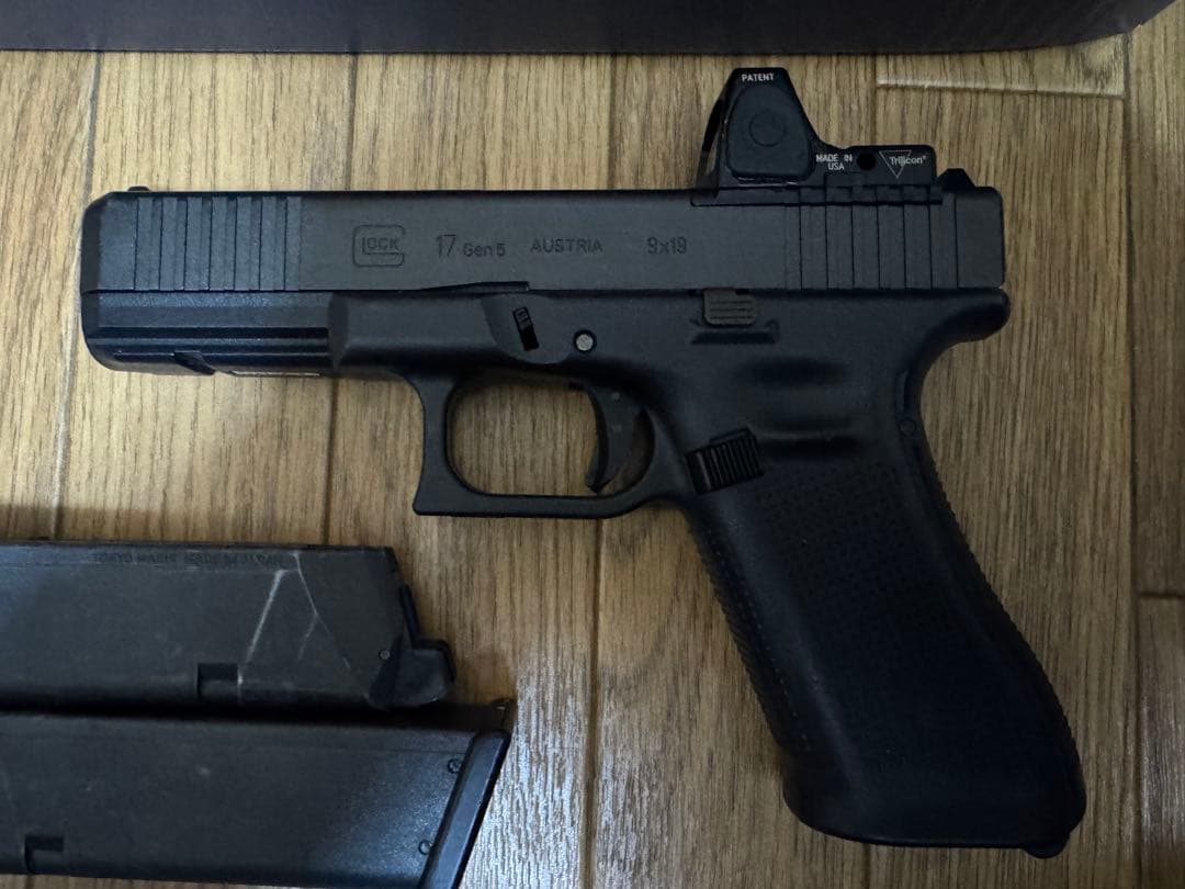 【東京マルイ】GLOCK17 Gen5 ガスガン マガジン2本・ドットサイト付き