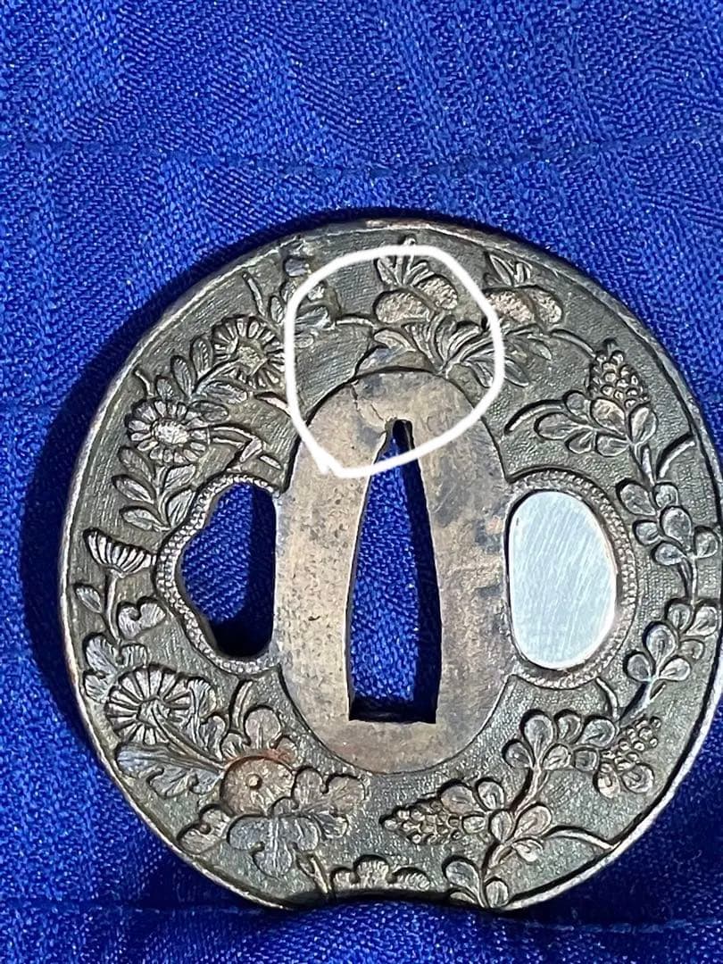 日本刀　鍔　銅　銀象嵌　菊の柄