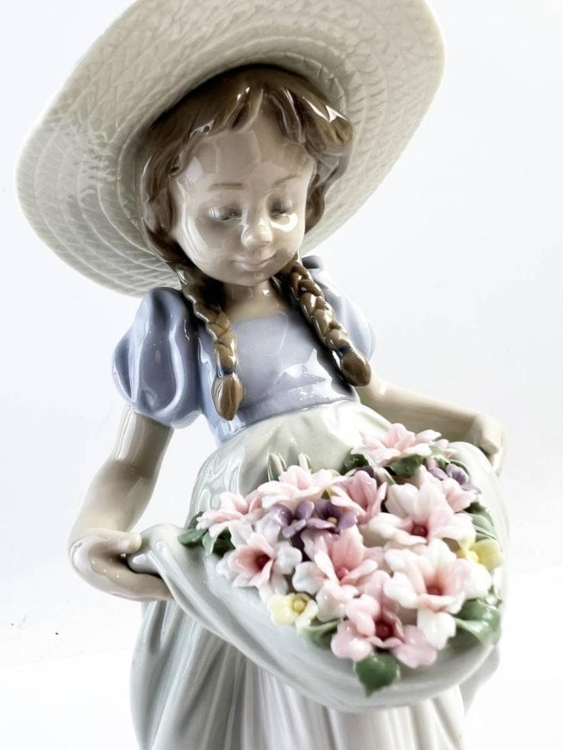 美品 LLADRO リヤドロ フィギュリン 陶器 6756 たくさん摘めたよ