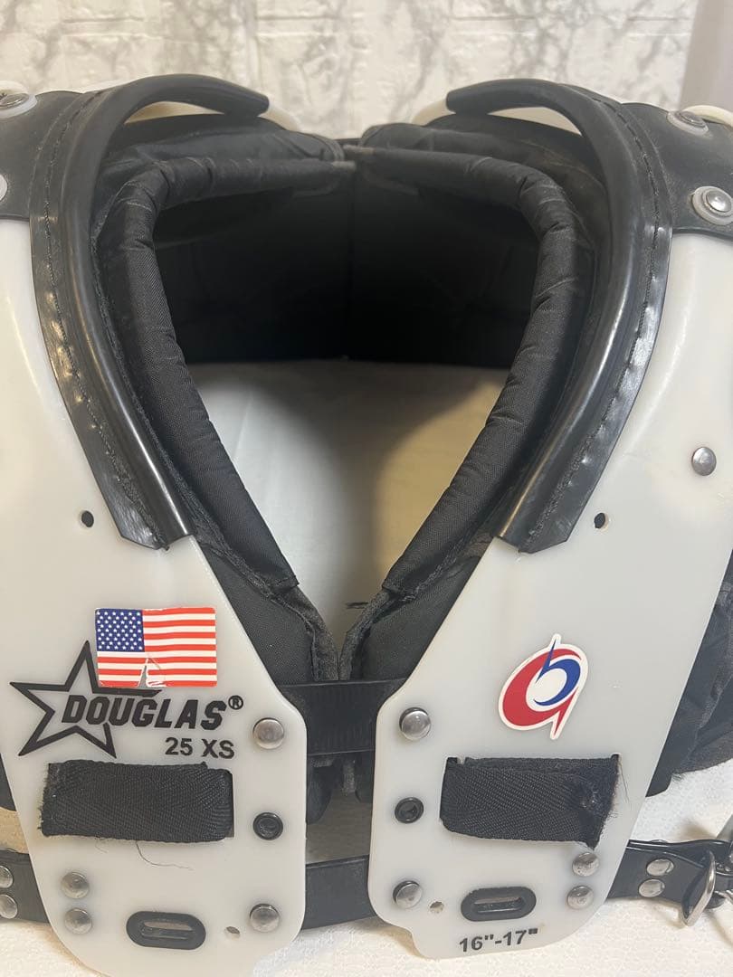 DOUGLAS製　25 XSショルダーパッド　サイズ16-17インチ