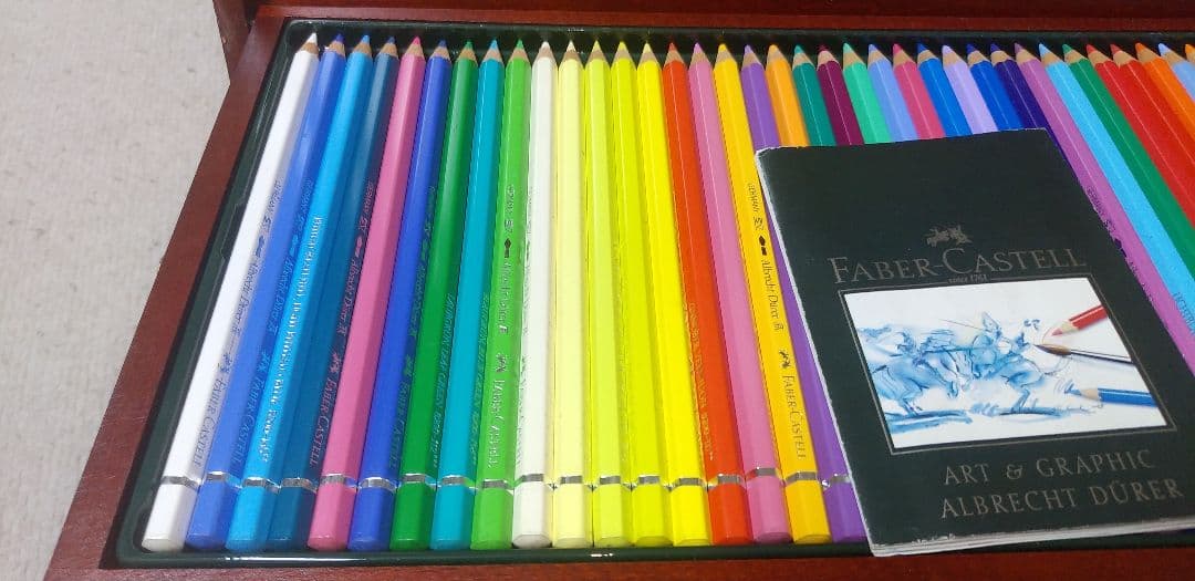 アルブレヒト・デューラーのファーバーカステルの木箱入り水彩色鉛筆100色