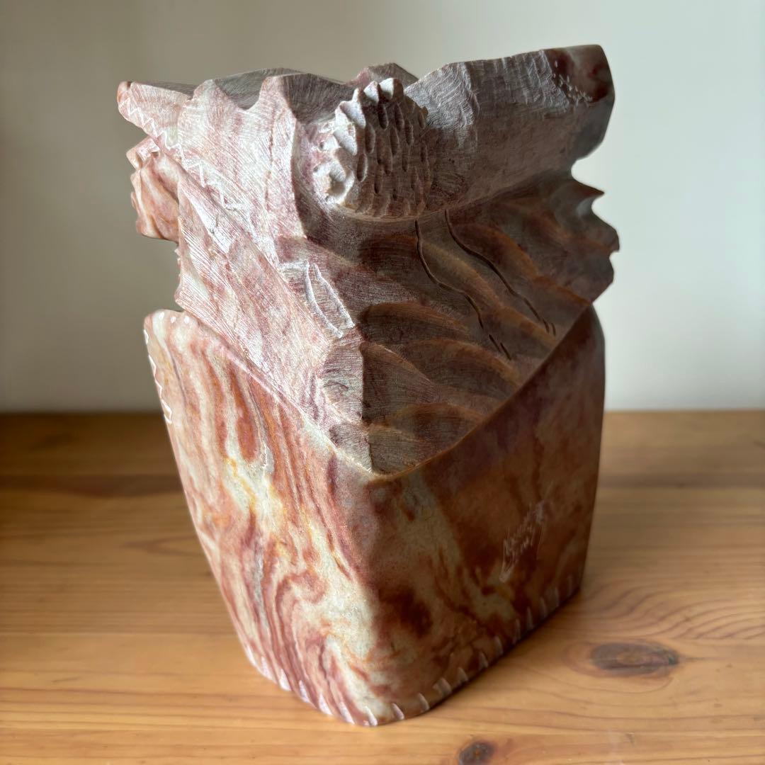 ナバホ族ノーマン・ルイス作 ネイティブアメリカン彫刻　レッドアラバスター製