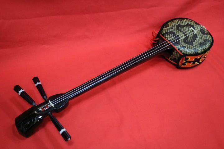 コンパクトで持ち運びしやすく弾きやすい沖縄三線初心者向け　新品未使用