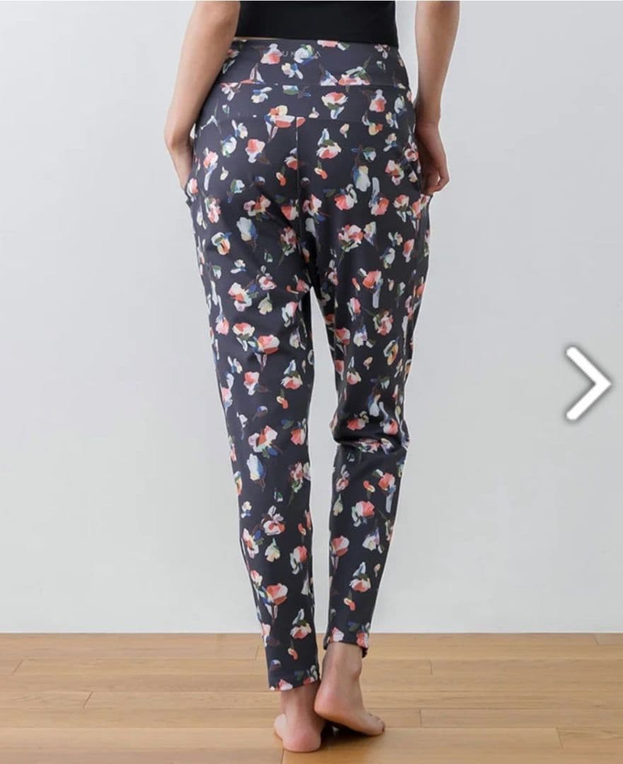 新品12800円★スカーラ 黒 ローズプリント ジョガーパンツ SUKALA M