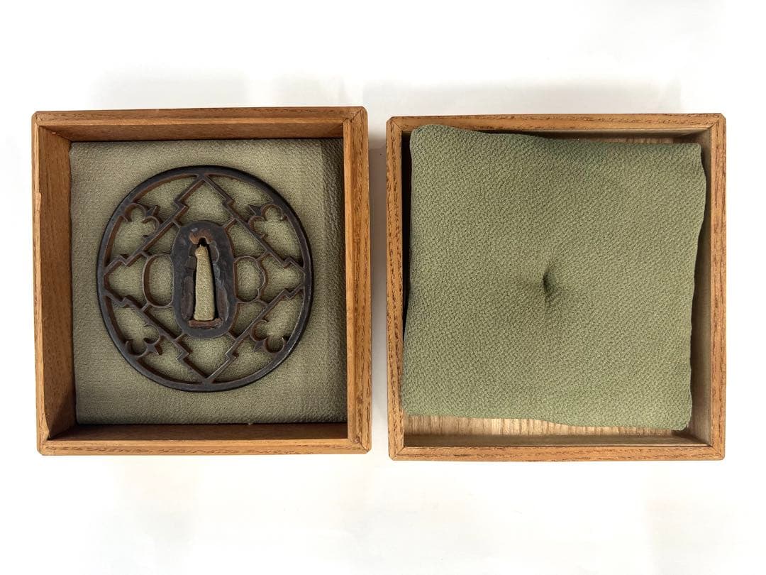 江戸期本歌　鉄透かし鍔 上質桑縁桐鍔箱付き　時代鍔布団入り　値下げ！