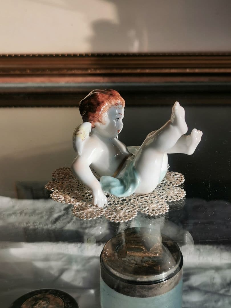 アンティークドイツポーセリン でんぐり返し子供天使 造形美フィギュリン レース付