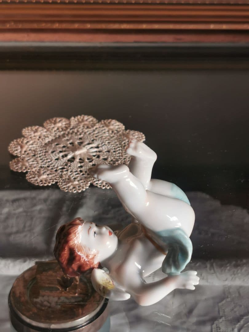 アンティークドイツポーセリン でんぐり返し子供天使 造形美フィギュリン レース付