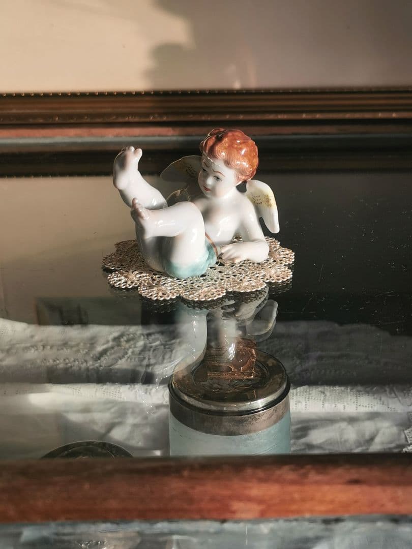 アンティークドイツポーセリン でんぐり返し子供天使 造形美フィギュリン レース付