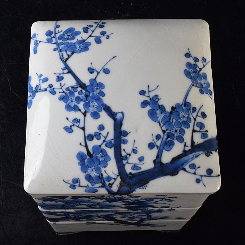 瀬戸焼　古瀬戸　染付　梅牡丹文　四方三段重箱　時代箱付　V　R8582