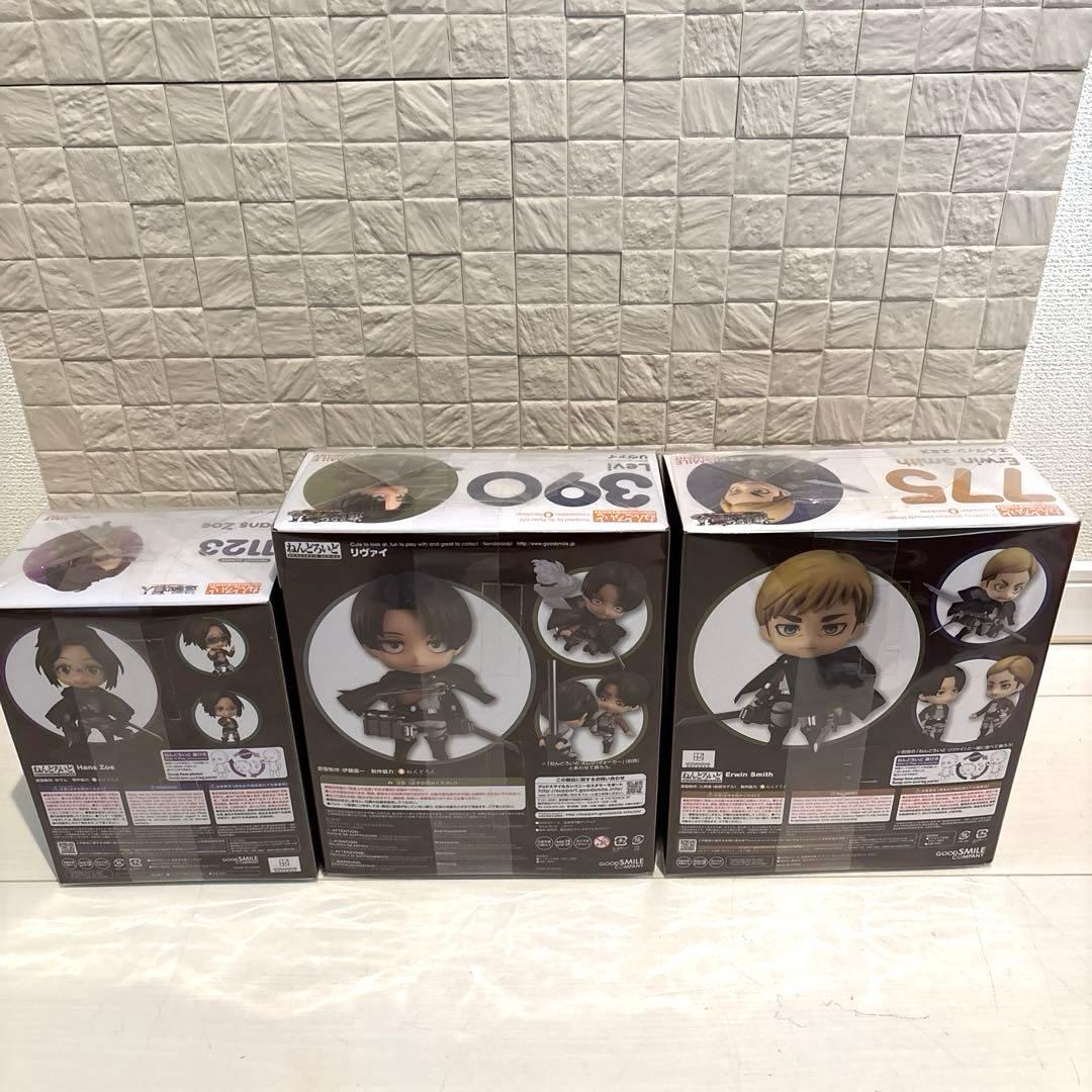 進撃の巨人　ねんどろいど　フィギュア