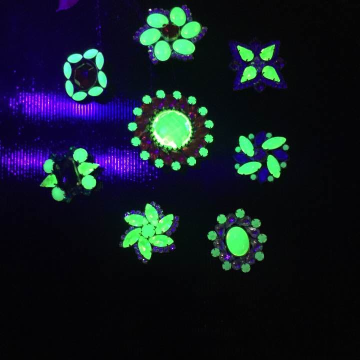 珍品！ウランガラスブローチ