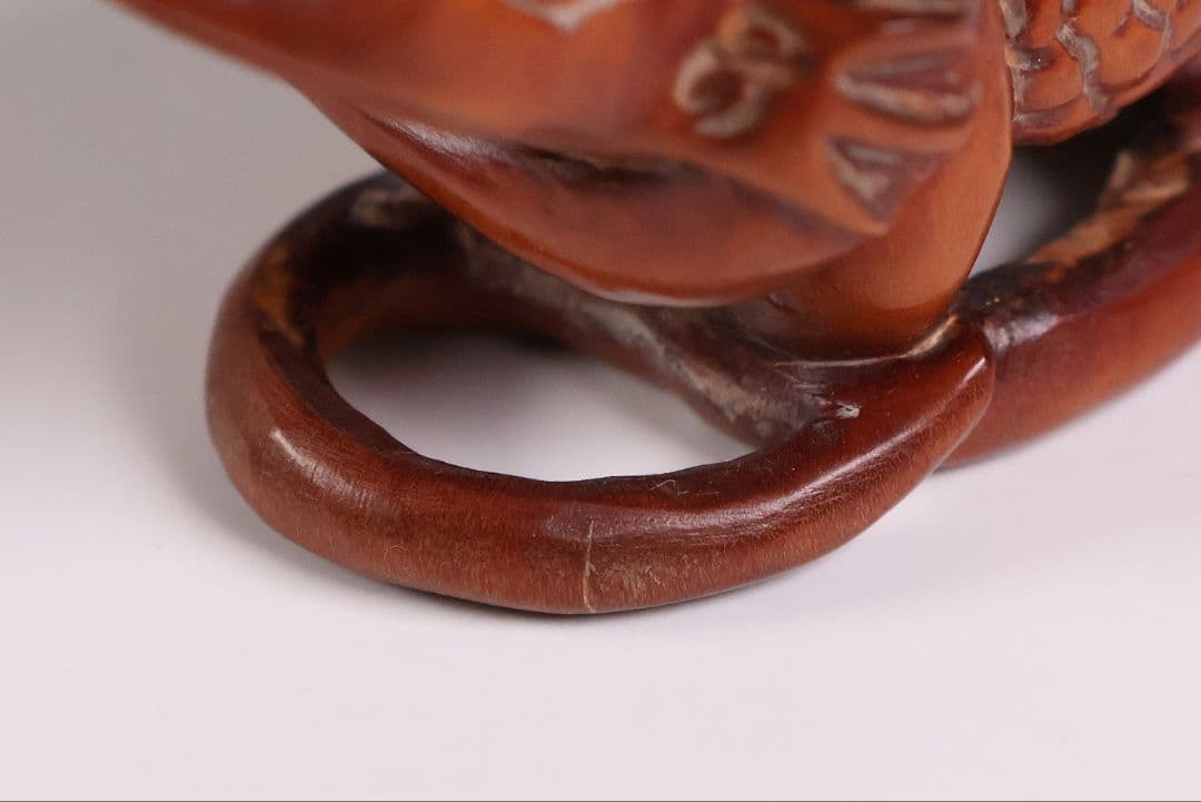 木製 提物 根付 玉石銘 蛙と蛇 彫刻 木彫【MA898】