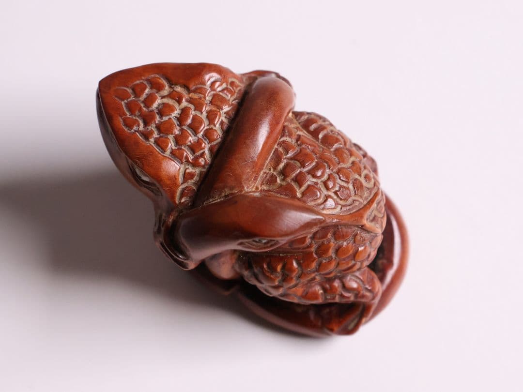 木製 提物 根付 玉石銘 蛙と蛇 彫刻 木彫【MA898】