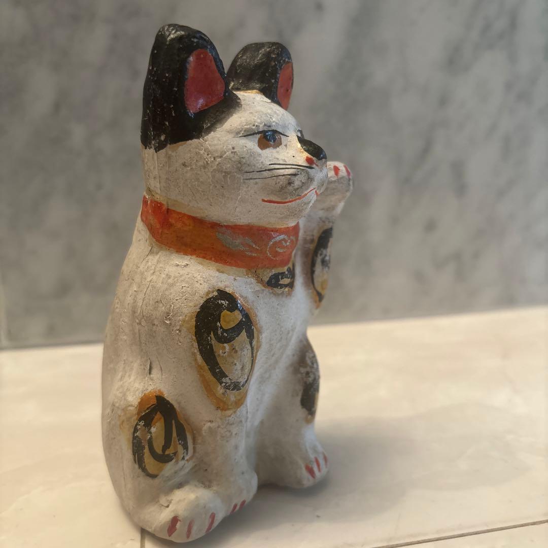 アンティーク三河土人形　手描きの美しい瞳やおヒゲ、色彩が美しい招き猫