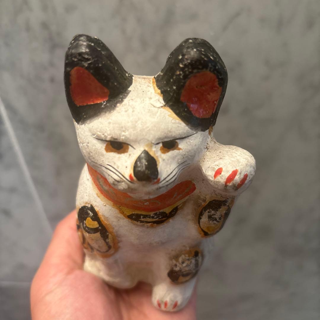アンティーク三河土人形　手描きの美しい瞳やおヒゲ、色彩が美しい招き猫
