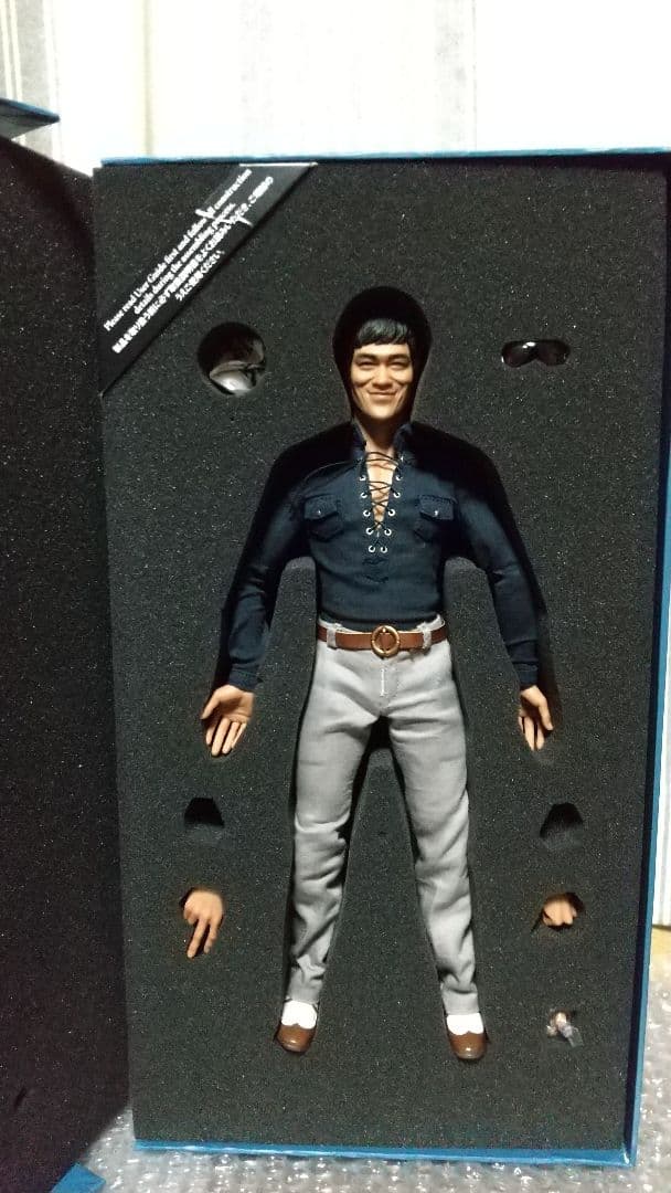 最終値下げ！美品　廃盤　HOT TOYS　マイコン　ブルース・リー カジュアル版