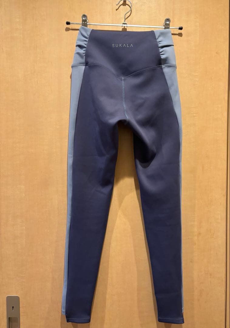 長袖ブラトップス、レギンス2着、ピラ靴下、ヨガラグの5点セット