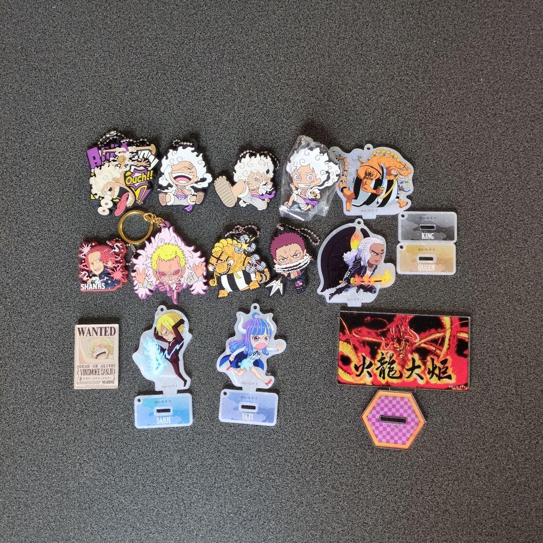 ワンピースグッズまとめ売り　フィギュアや缶バッチなど