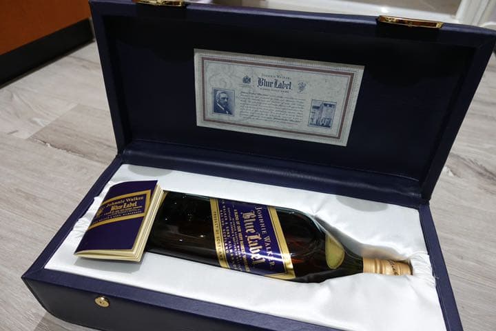 ジョニーウォーカー ブルーラベル 43度 1750ml（豪華化粧箱入り）