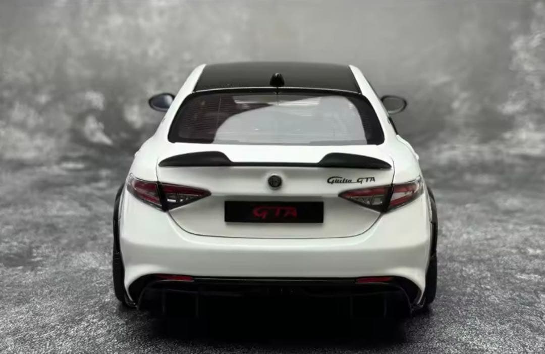 MOTORHELIX Alfa Romeo Giulia 1/18モデルミニカー