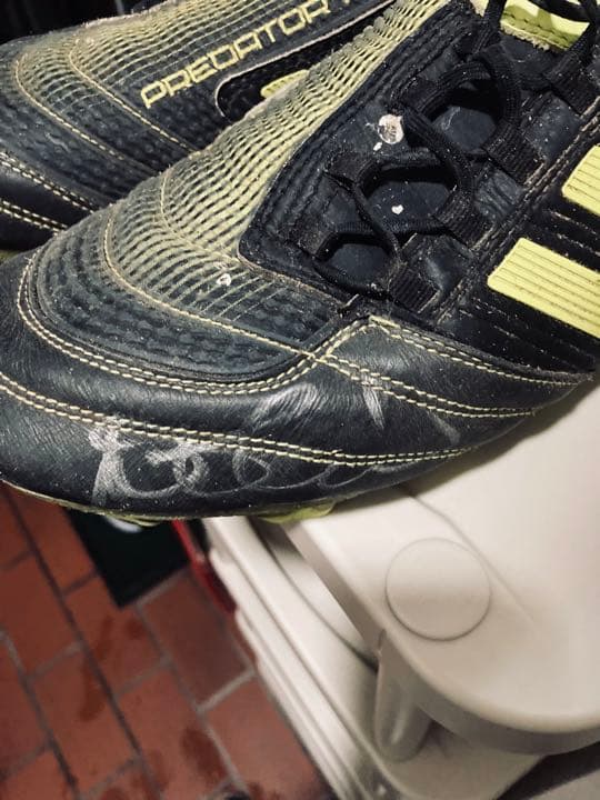 マアノヌー直筆サイン入りスパイク