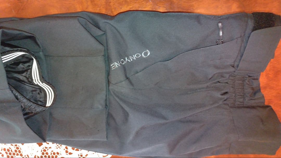 ONYONE ホワイトスキーウェア 25年モデル新品未使用 パンツは2回使用