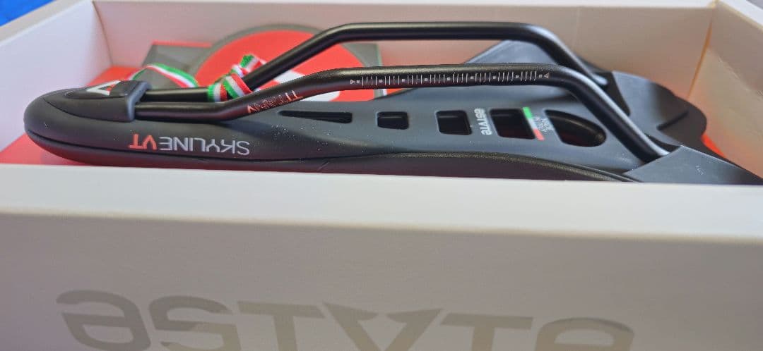 未使用 ASTVTEアスチュート SKYLINE-VT TACA 穴あきサドル