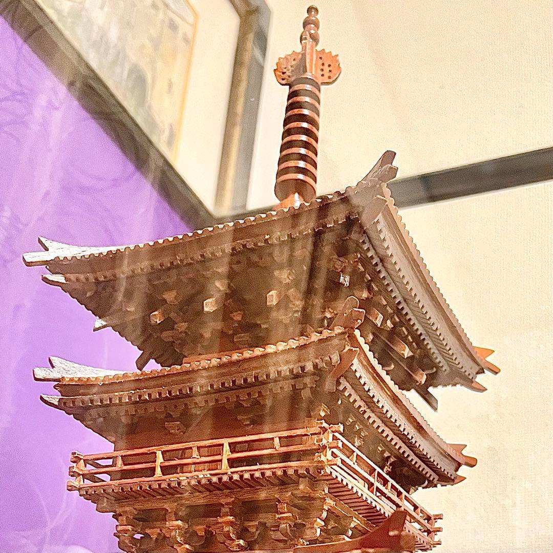 【大幅お値下げ再開】専門家が組み立てた専用ガラスケース付国宝薬師寺東塔の木製模型