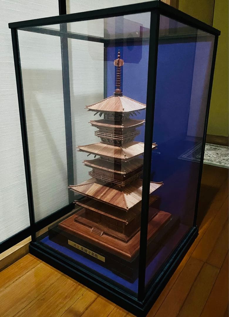 【大幅お値下げ再開】専門家が組み立てた専用ガラスケース付国宝薬師寺東塔の木製模型