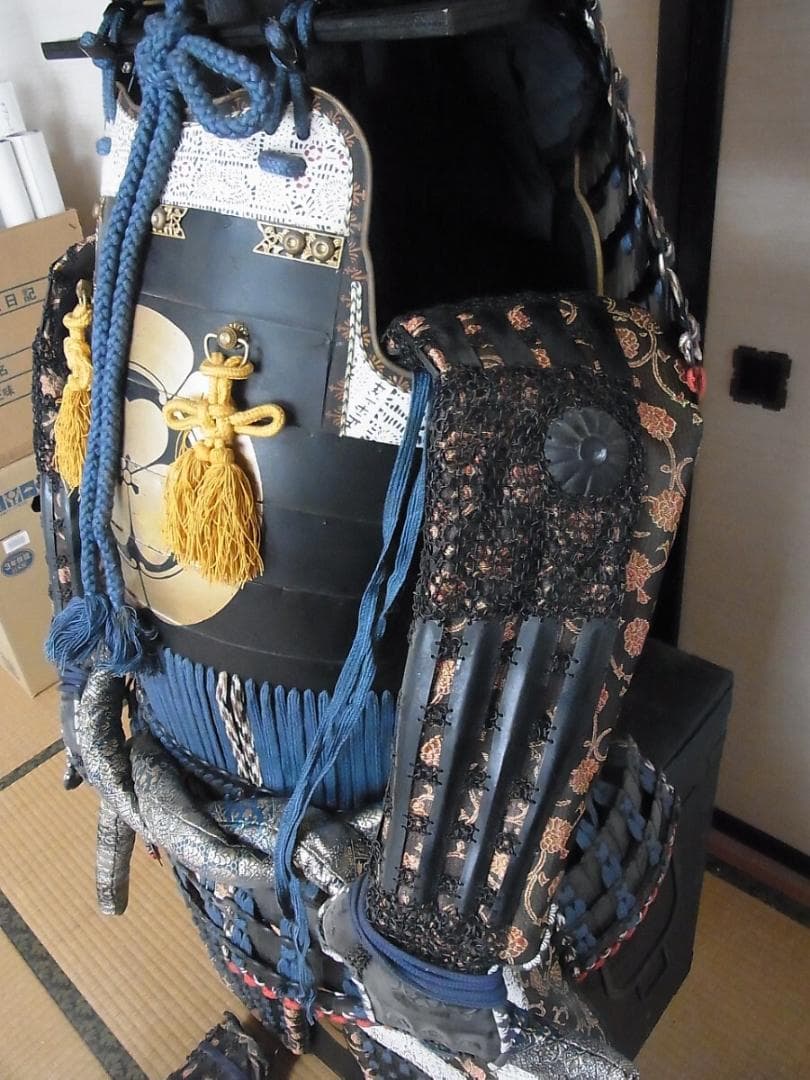 着払い・2個口発送　武具甲冑 鎧兜 鎧櫃 等身大　丸に木瓜　現代鎧