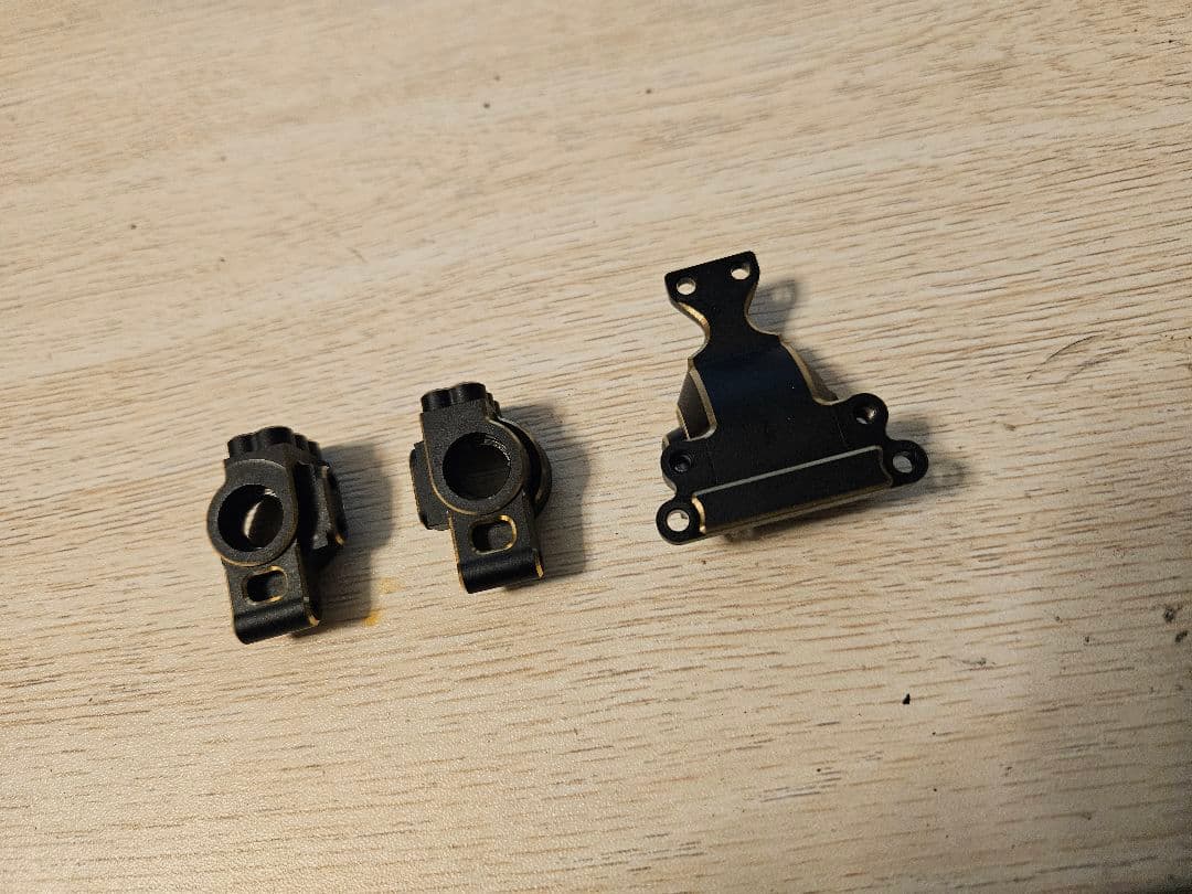 ヨコモ　真鍮　リヤハブキャリアとギヤボックスの後ろふた