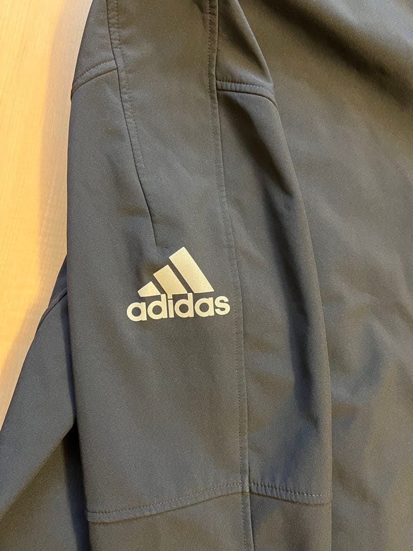 adidas フード付きウィンドブレーカー 黒（サイズ上着O、ズボンXO)