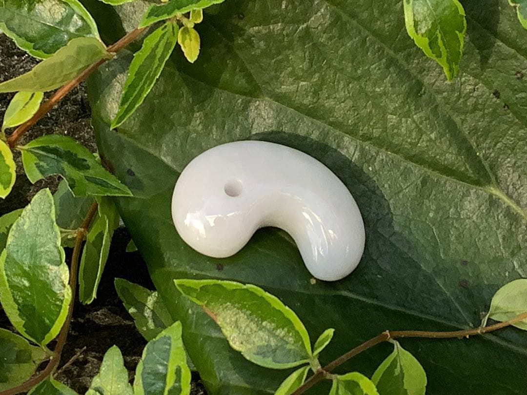 ✳白地肌*無垢物　超お買い得お値段設定‼️糸魚川翡翠勾玉　本物鑑定付15万円以上‼️