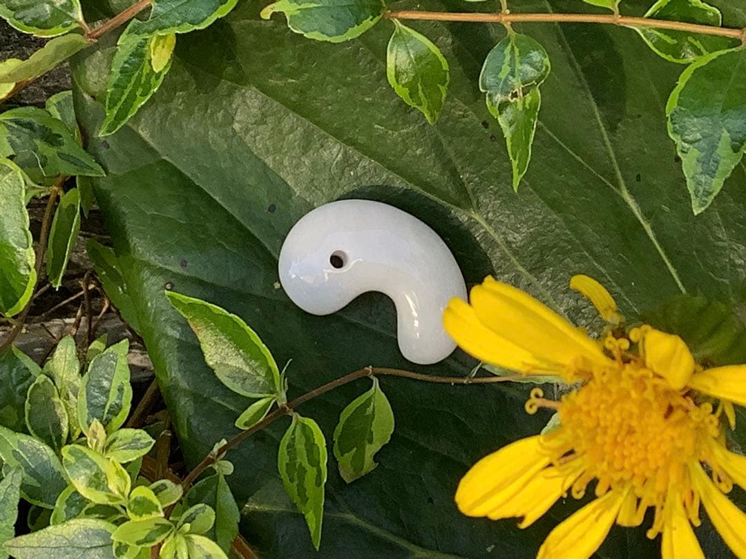 ✳白地肌*無垢物　超お買い得お値段設定‼️糸魚川翡翠勾玉　本物鑑定付15万円以上‼️