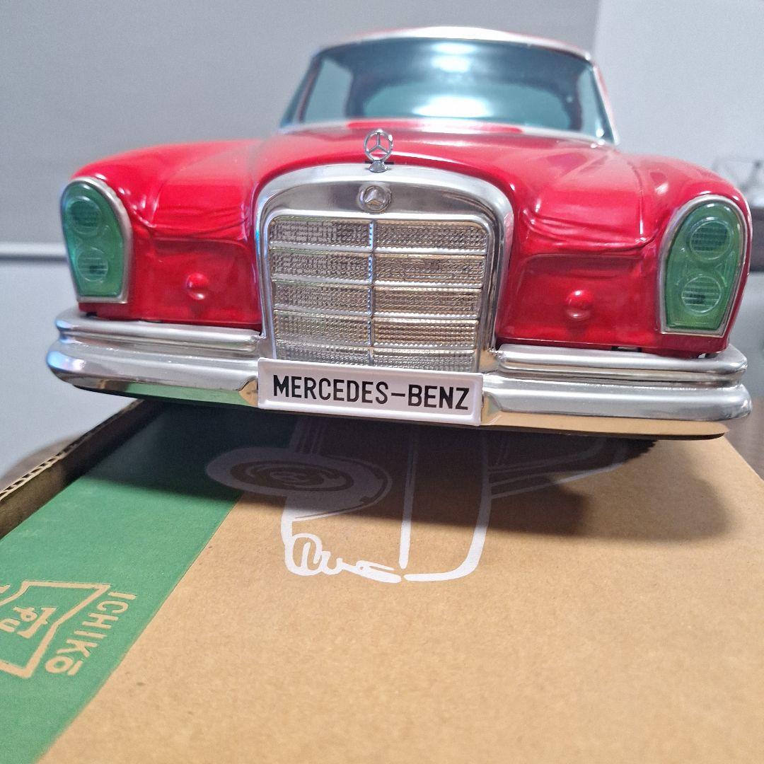 Mercedes-Benz 300SE レッド ミニカー 1/18