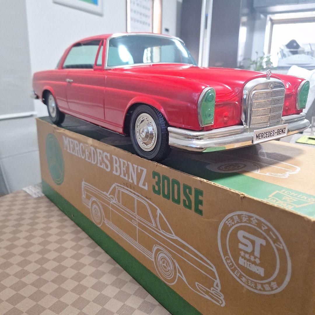 Mercedes-Benz 300SE レッド ミニカー 1/18