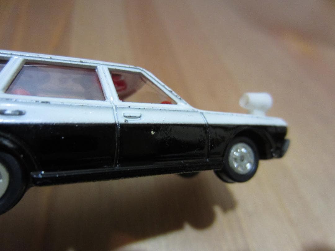 黒箱トミカ／運転席窓開きVer.／日産セドリックバン／パトカー