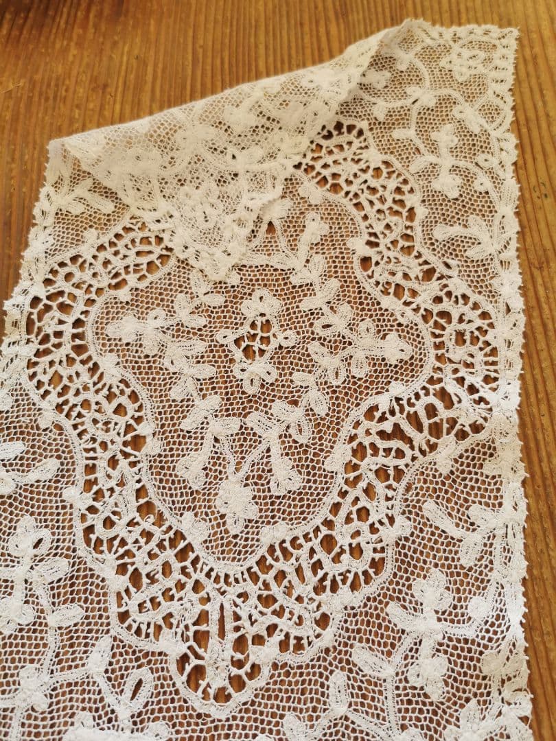 アンティークイタリア 美しい草花紋ミラネーゼ テープ＆ボビンレース 刺繍ランナー