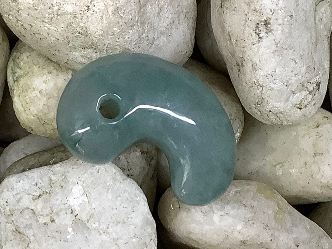 コン沢翡翠青緑抜群の透過　艶照り透過極上‼️糸魚川翡翠勾玉　最高峰の1点鑑別書付