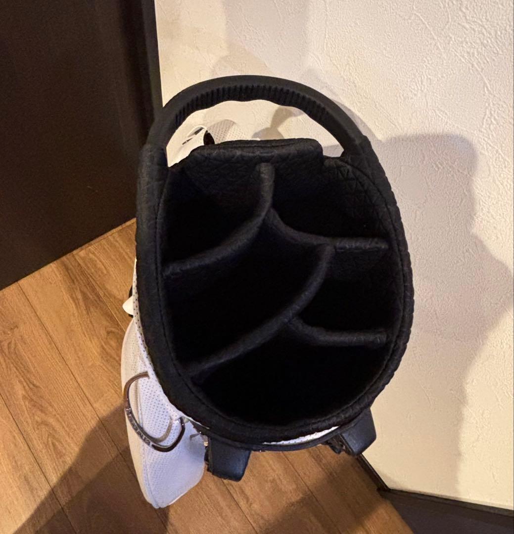 1PIU1UGUALE3 ホワイトキャディバッグ