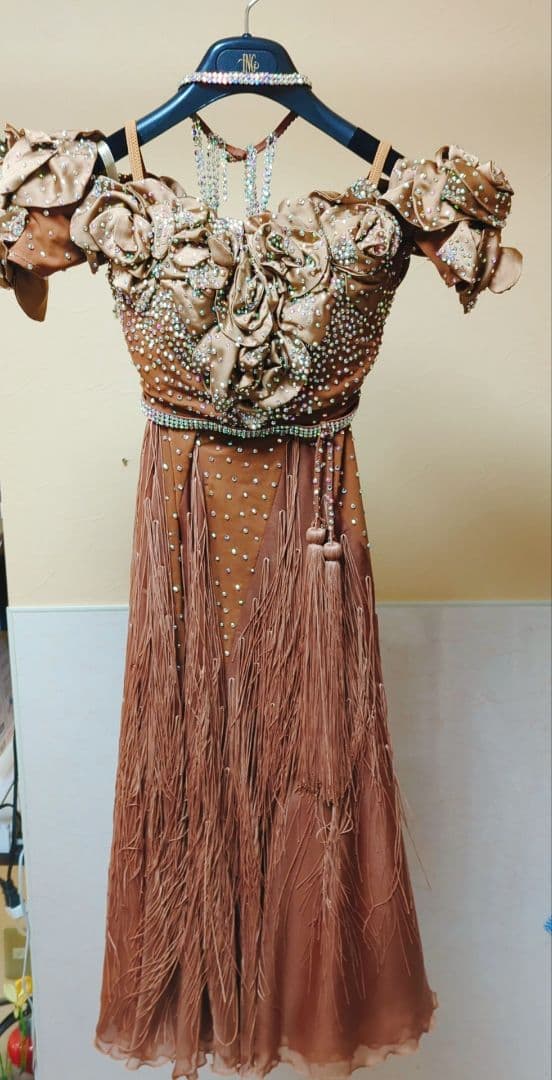 ブラウンオフショルダーダンスドレス　タカダンス