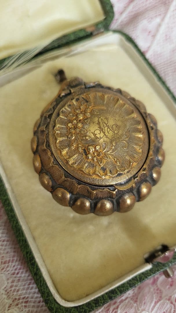 フランスアンティーク モノグラムの パウダーケース ①プードリエ  シェル