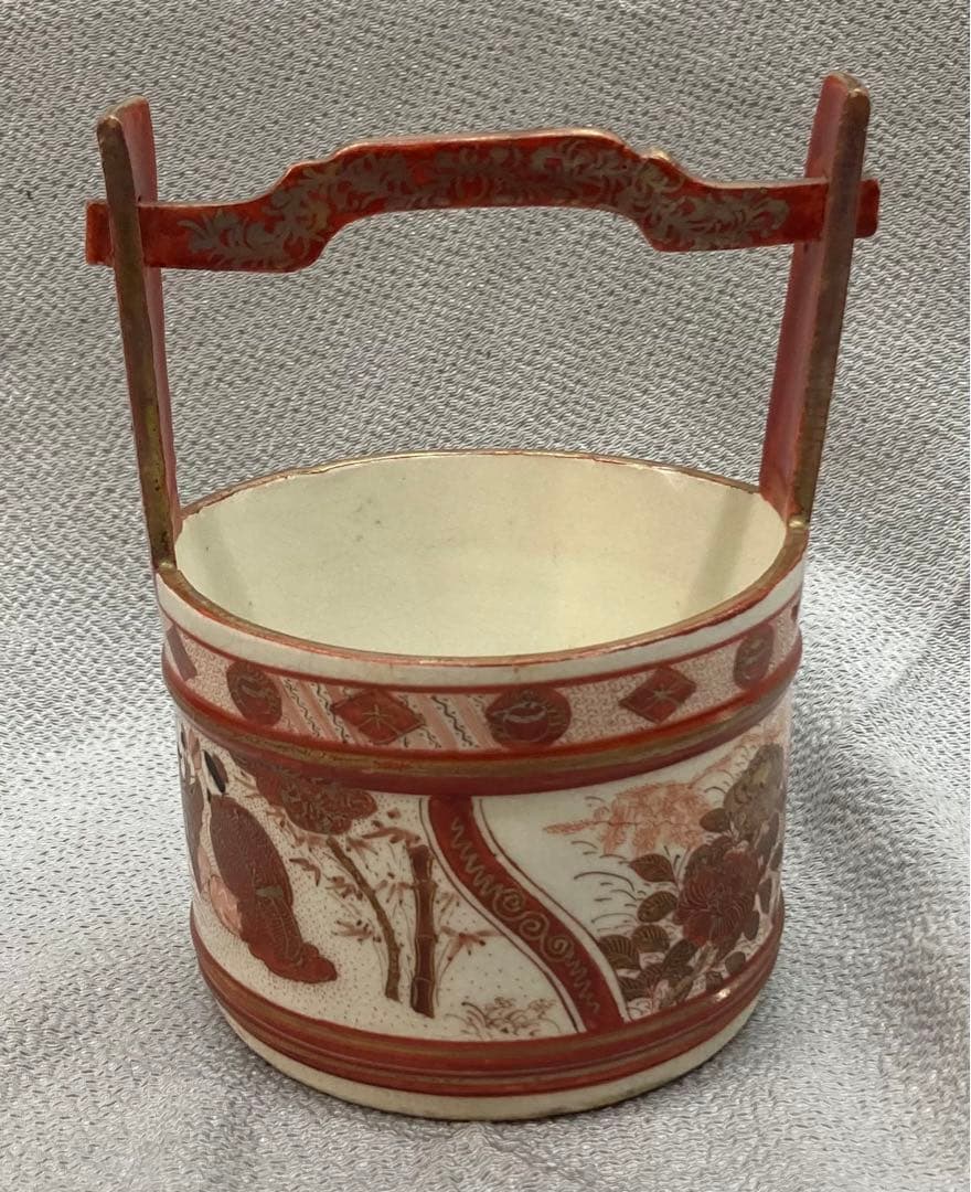 B46s  九谷焼　赤絵九谷人物に草花図手桶形花生　賢人牡丹菊　明治大正