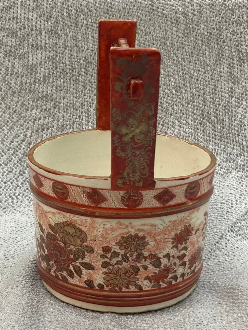 B46s  九谷焼　赤絵九谷人物に草花図手桶形花生　賢人牡丹菊　明治大正