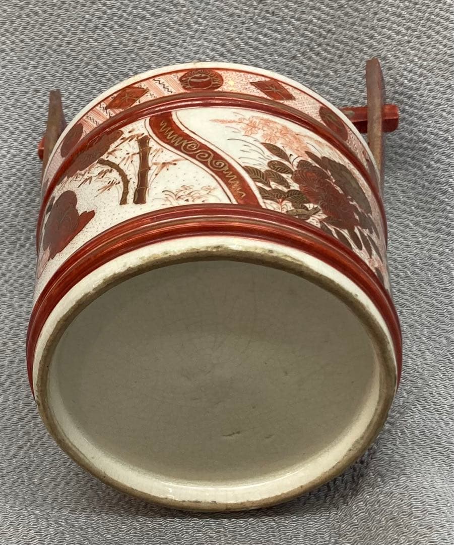 B46s  九谷焼　赤絵九谷人物に草花図手桶形花生　賢人牡丹菊　明治大正