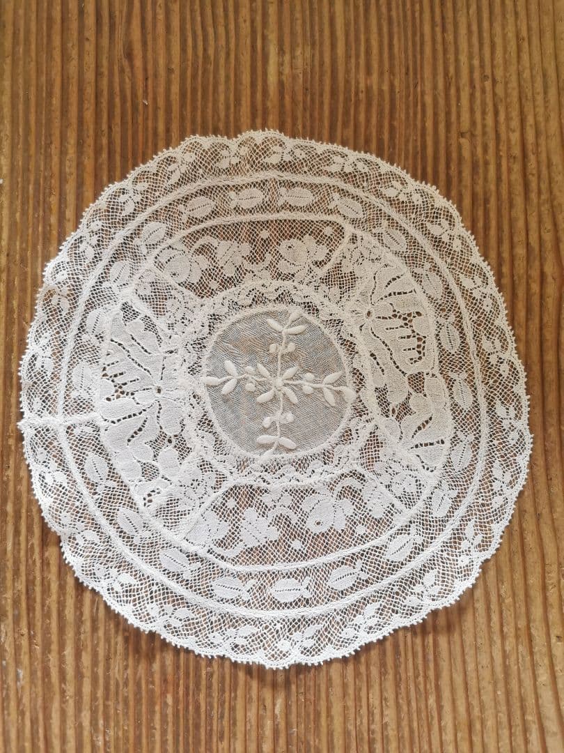 アンティーク ノルマンディーレースドイリー 魚影 薔薇の輪舞曲 草花の手刺繍