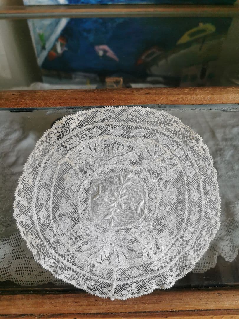アンティーク ノルマンディーレースドイリー 魚影 薔薇の輪舞曲 草花の手刺繍